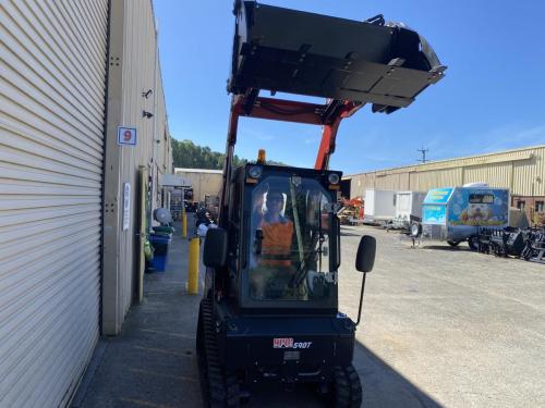 590t-skid-steer-30